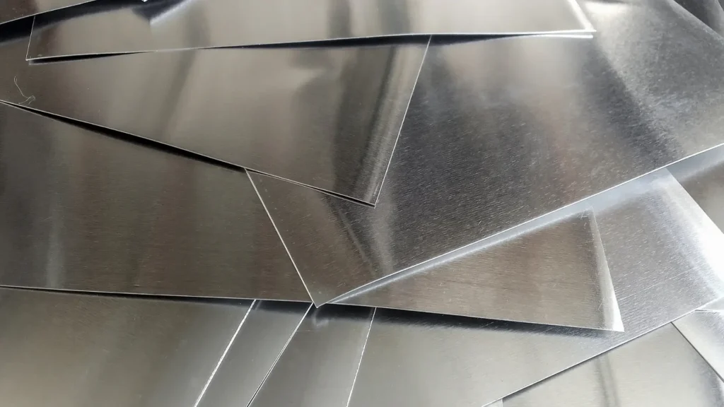 Na zdjęciu są pokazane arkusze blachy powlekanej z różnymi powłokami