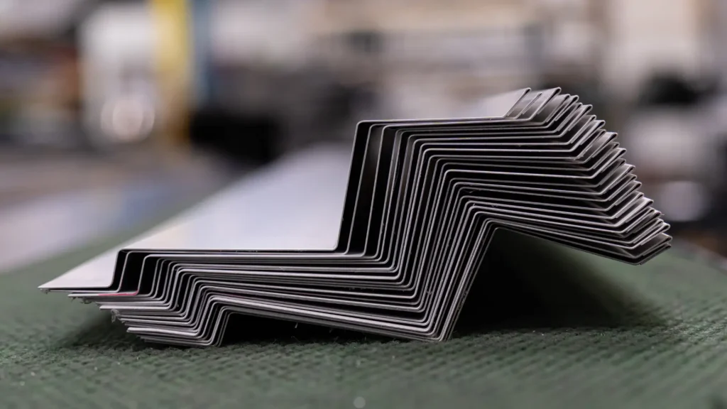 Na zdjęcie jest pokazana skomplikowana obróbka blacharska