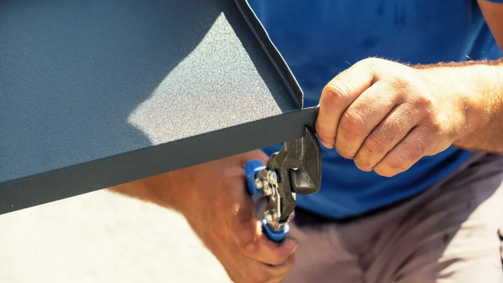 Na zdjęcie pokazane jest formowanie ręczne obróbki blacharskiej z blachy