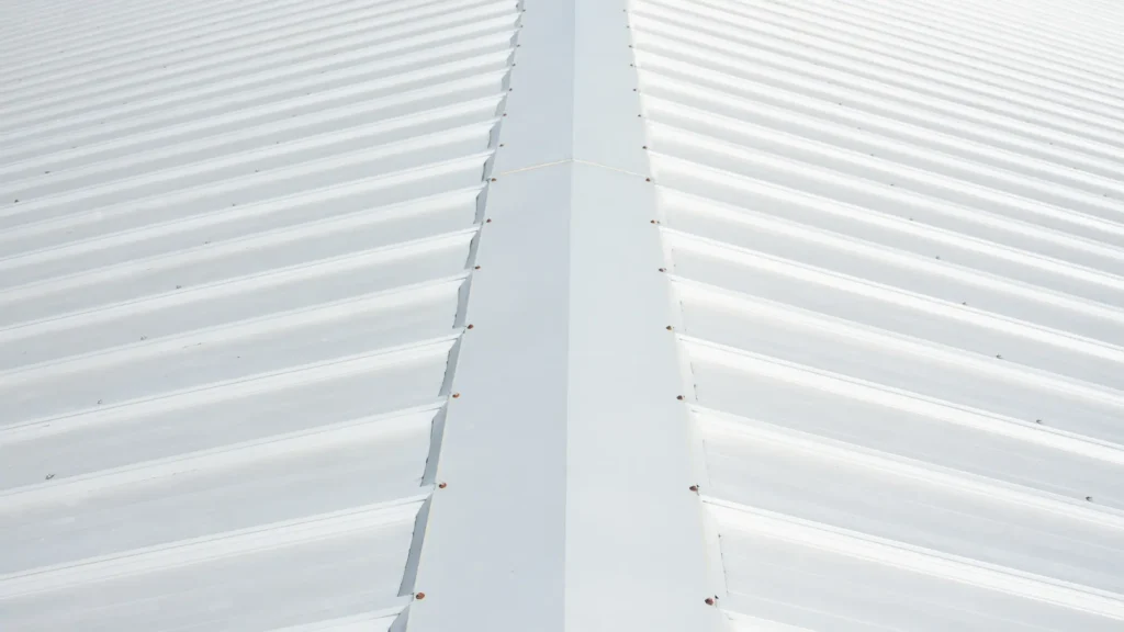 Obróbki blacharskie zamontowane na dachu