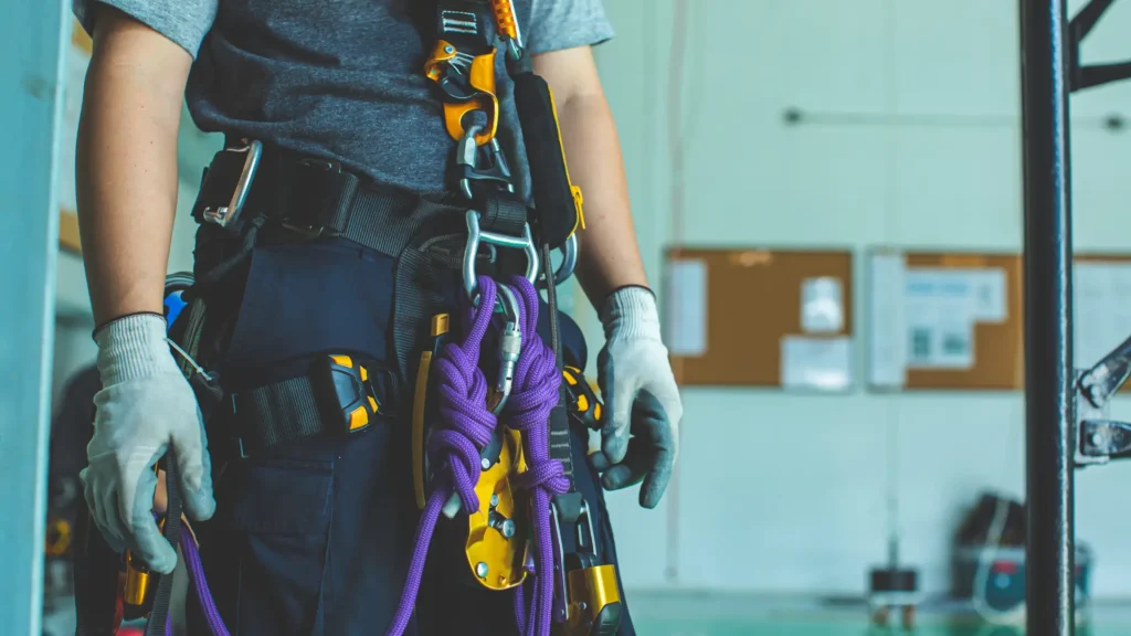 Asekuracja na wysokości liny, uprzęże i punkty kotwiczące – praktyczny przewodnik - zdjęcie szelek i uprzęży