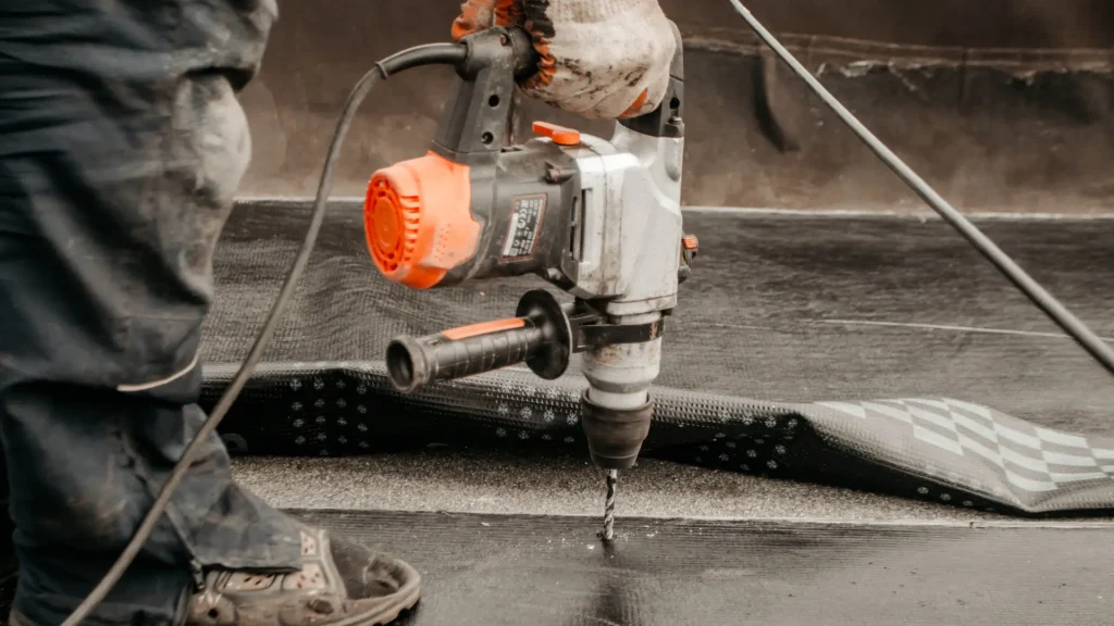 Kiedy dach wymaga naprawy, a kiedy kompletnej renowacji - zdjęcie przedstawia renowację dachu