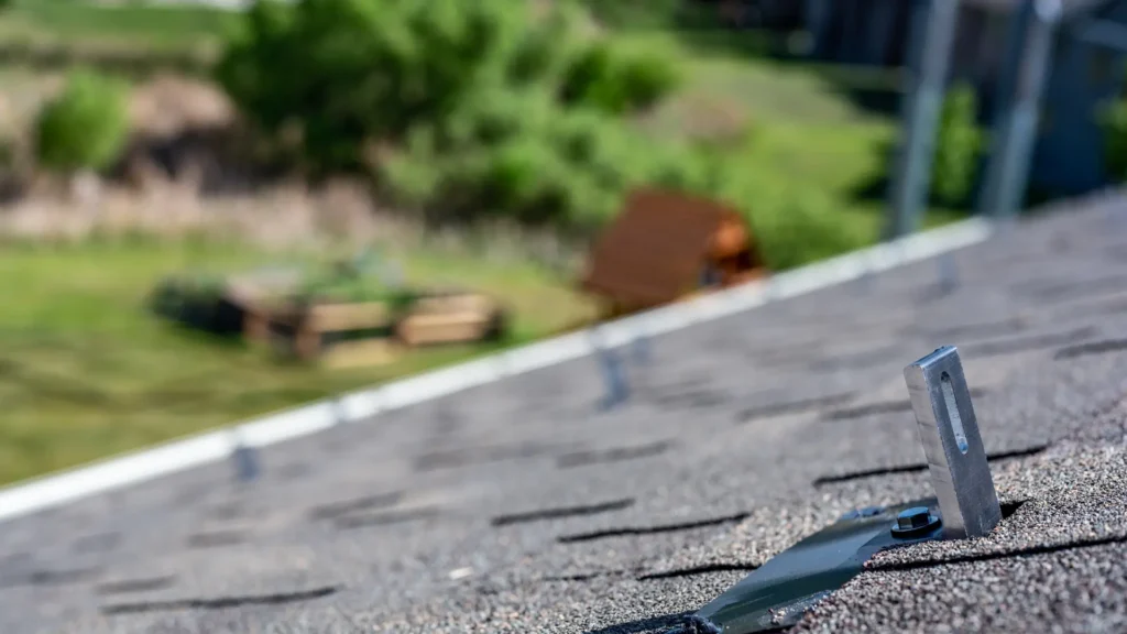 Kotwy dachowe a rodzaj pokrycia – jak dobrać właściwe rozwiązanie - zdjęcie przedstawia kotwy dachowe