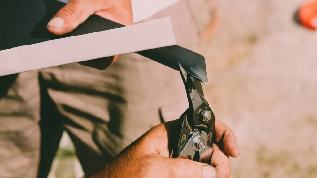 Zdjęcie przedstawia obróbki blacharskie