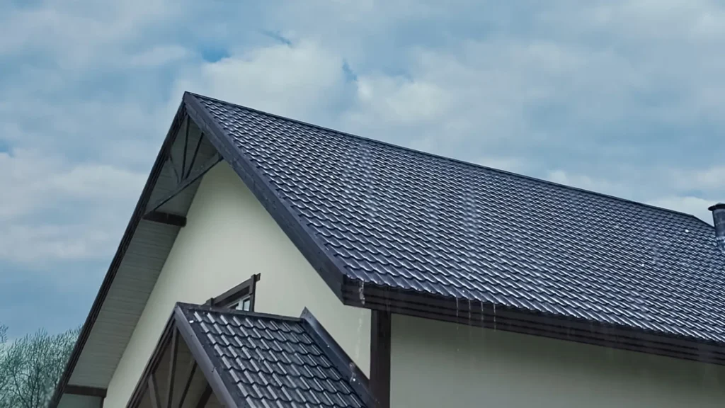 Zdjęcie przedstawia obróbki blacharskie na domu jednorodzinnym