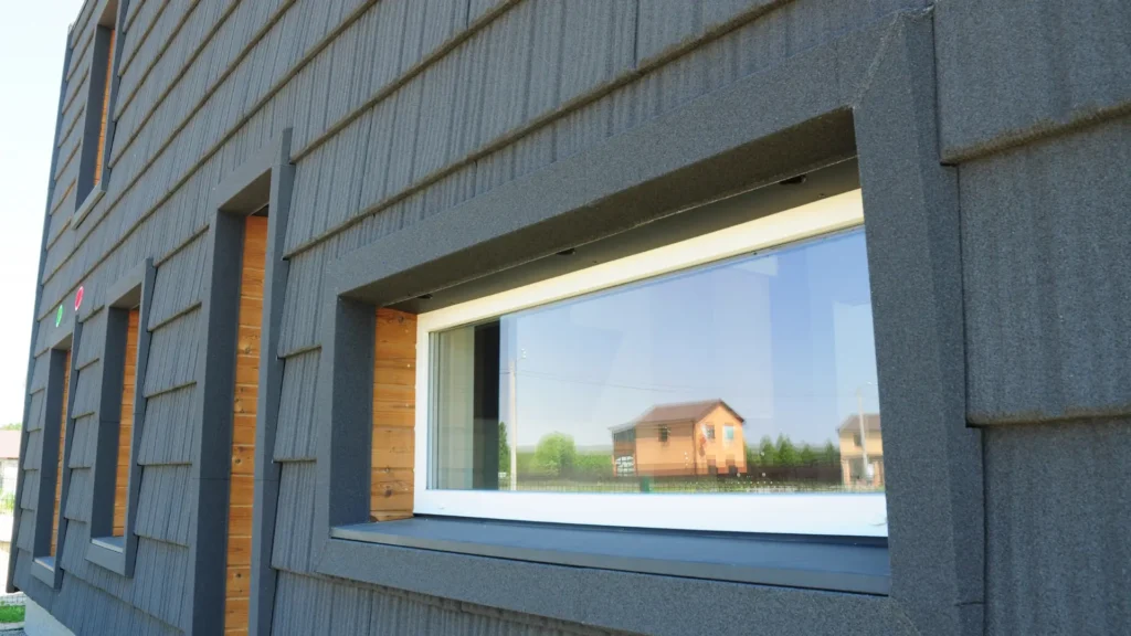 Zdjęcie przedstawia obróbki blacharskie zamontowane na energooszczędnym domu pasywnym