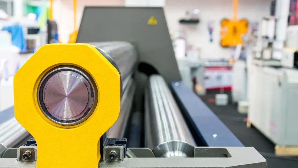 Zdjęcie przedstawia obróbki blacharskie tworzone na profesjonalnen walcarce