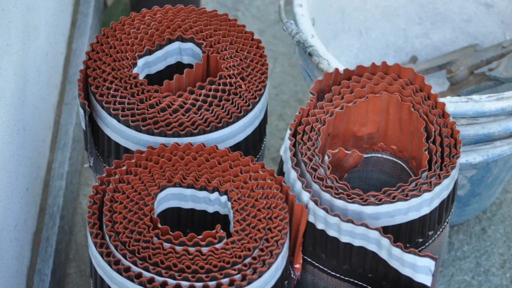 Jak zamontować taśmę dachową pod gąsior - zdjęcie przedstawia taśmy dachowe pod gąsior w rolkach