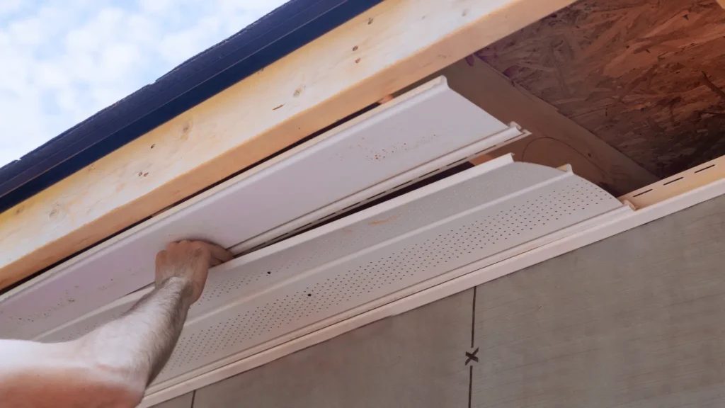 Jak zamontować podbitkę dachową - zdjęcie przedstawia specjalistę montującego podbitkę dachową