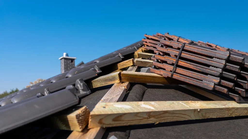 Jaką wybrać membranę dachową - zdjęcie przedstawia membranę dachową zamontowaną pod dachówkami ceramicznymi