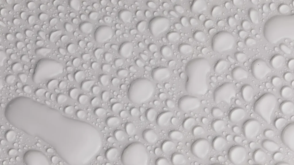 Skraplanie wody na blasze - zdjęcie przedstawia skroploną od wewnątrz wodę na blasze trapezowej t35