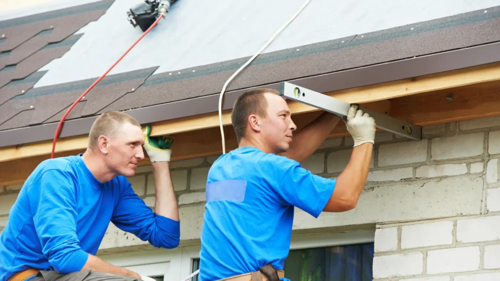 Taśma dekarska, a szczelność dachu - zdjęcie przedstawia poprawnie założoną taśmę dekarską na dachu