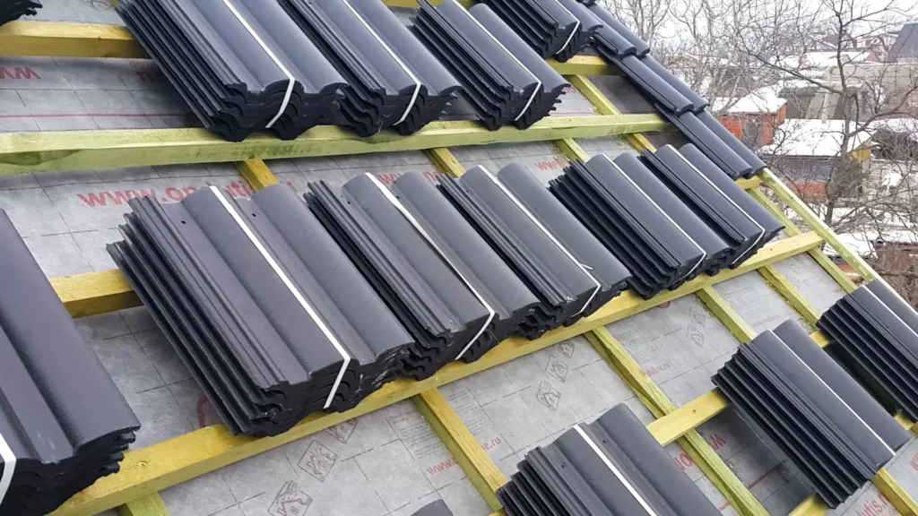 Taśma dekarska samoprzylepna vs butylowa - zdjęcie przedstawia taśmę butylową i samoprzylepną dekarską na dachu