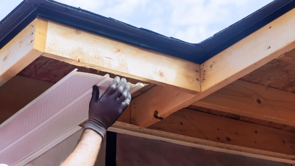 Uszkodzone obróbki przy okapie - zdjęcie przedstawia uszkodzone obróbki przy okapie w dachu