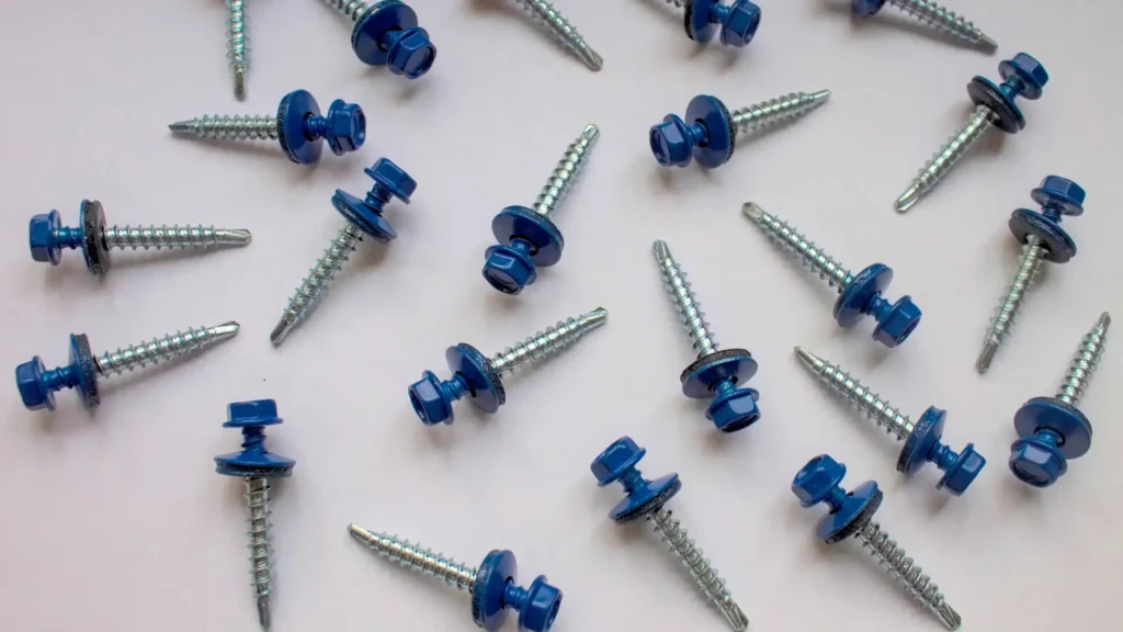 Wkręty farmerskie - jaki wybrać gwint i dlugość - zdjęcie przedstawia niebieskie wkręty farmerskie, farmery 5 cm