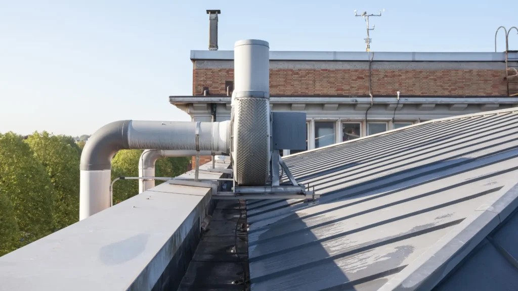 Czym jest attyka i jaką rolę pełnią jej obróbki blacharskie