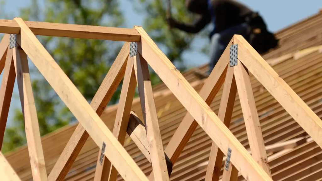 Najczęstsze błędy przy zabezpieczaniu krokwi