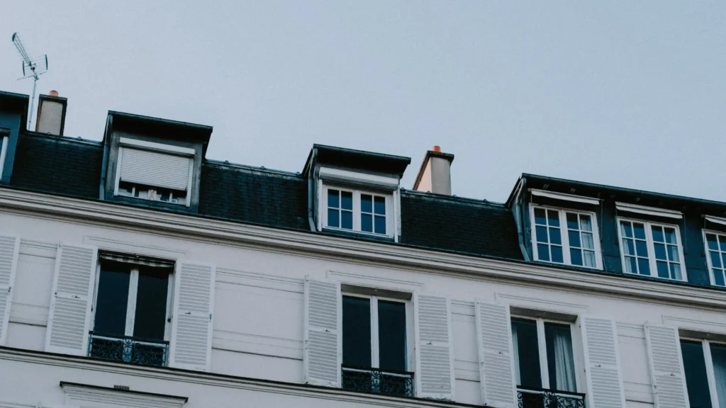 Obróbki gzymsu – ochrona elewacji przed wodą