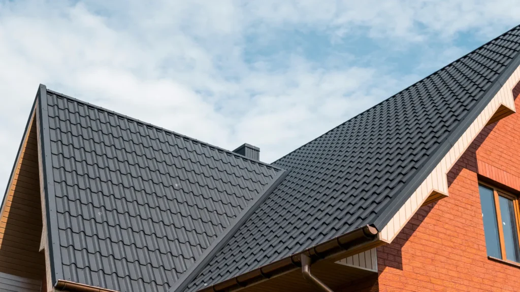 Rynna koszowa a szczelność dachu – co musisz wiedzieć