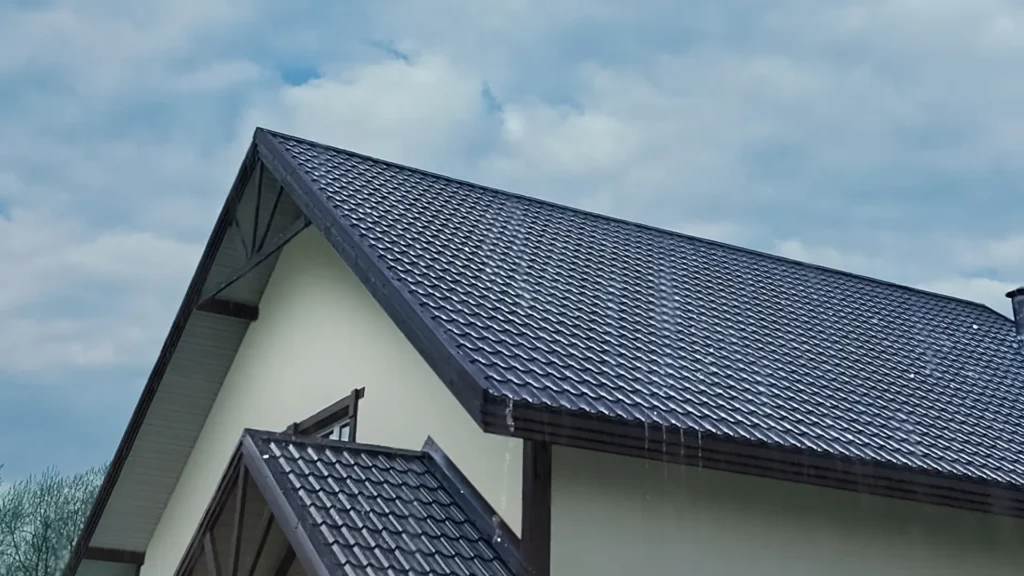 Wiatrownice na wymiar – ochrona dachu przed wiatrem