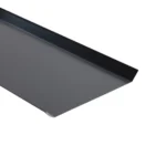 Maskownica wewnętrzna ukośna – obróbka blacharska – zdjęcie produktu. Fotografia pokazuje element z innej perspektywy, eksponując szczegóły wykończenia.