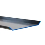 Maskownica wewnętrzna ukośna – obróbka blacharska – zdjęcie główne. Produkt służy do estetycznego wykończenia i ochrony wewnętrznych krawędzi dachowych.