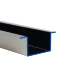 Maskownica wewnętrzna z mocowaniem zewnętrznym – obróbka blacharska – zdjęcie główne. Produkt służy do estetycznego wykończenia i ochrony elementów konstrukcyjnych.