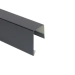 Nakładka na poręcz – obróbka blacharska – zdjęcie produktu. Fotografia pokazuje ogólny wygląd elementu oraz jego przeznaczenie do montażu na poręczy.