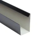 Nakładka na poręcz – obróbka blacharska – zdjęcie produktu. Widok przedstawia element zbliżeniowo, ukazując jego detale i sposób wykończenia.