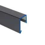 Nakładka na poręcz – obróbka blacharska – zdjęcie główne. Produkt służy do estetycznego wykończenia poręczy i zabezpieczenia końcówek rur.