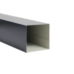 Nakładka na słupek z blachy – rura kwadratowa – obróbka blacharska – zdjęcie produktu. Widok pokazuje konstrukcję elementu oraz jego estetyczne wykończenie.