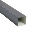 Nakładka na słupek z blachy – rura kwadratowa – obróbka blacharska – zdjęcie produktu. Fotografia ukazuje element z innej perspektywy, eksponując szczegóły wykończenia.