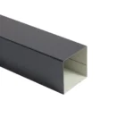 Nakładka na słupek z blachy – rura kwadratowa – obróbka blacharska – zdjęcie produktu. Widok przedstawia produkt zbliżeniowo, uwydatniając jego detale i jakość wykonania.