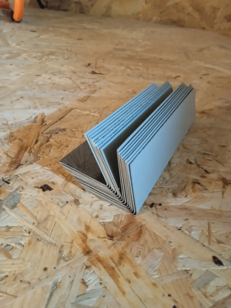 Zrealizowane obróbki blacharskie – zdjęcie projektu 1. Fotografia przedstawia zamontowany element blacharski, eksponując szczegóły wykonania i wykończenia.