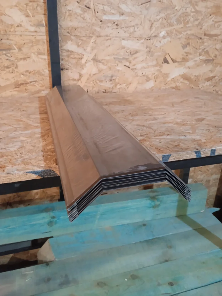 Zrealizowane obróbki blacharskie – zdjęcie projektu 11. Widok przedstawia gotowy element blacharski zamontowany na dachu, uwydatniając detale wykończenia i montażu.