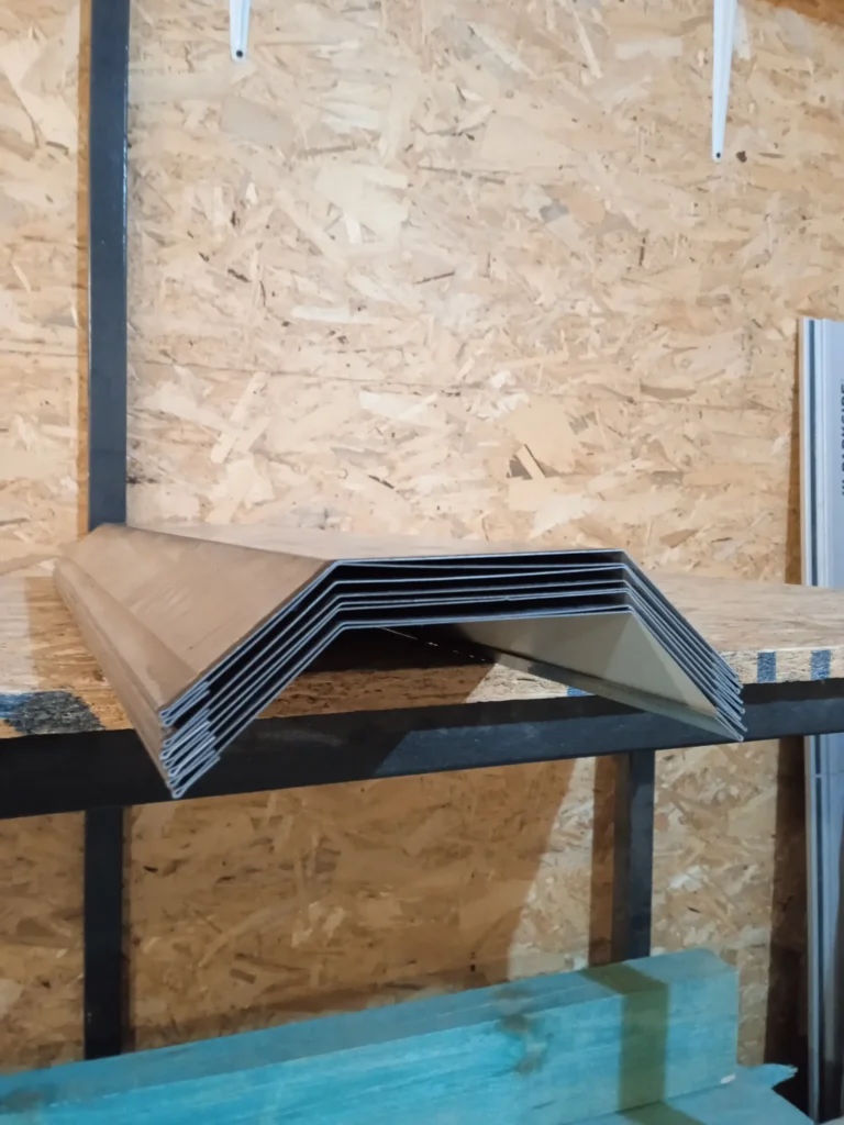 Zrealizowane obróbki blacharskie – zdjęcie projektu 12. Fotografia pokazuje zamontowany element blacharski, eksponując szczegóły wykonania i wykończenia.