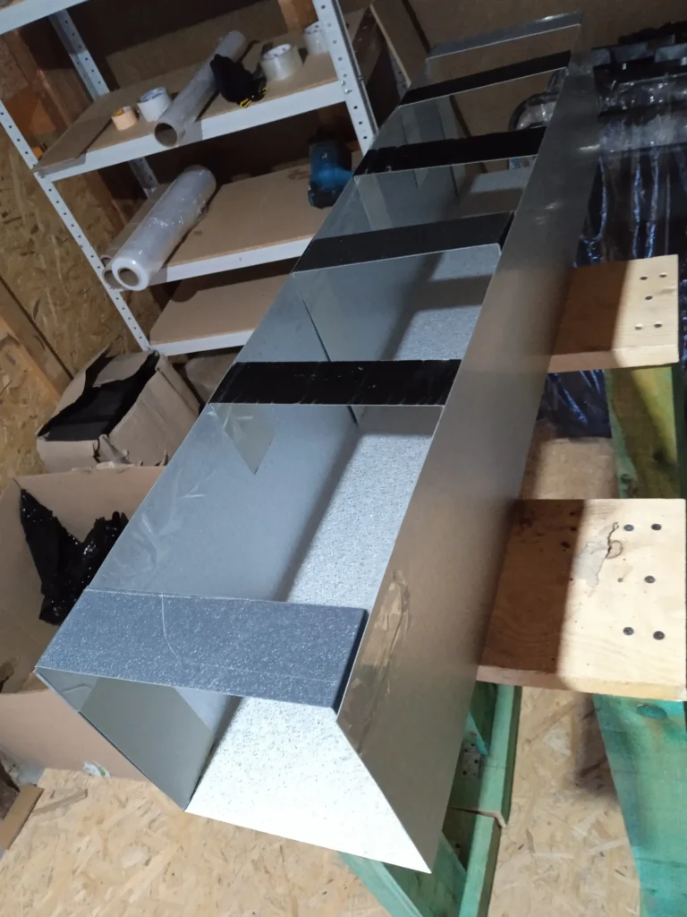 Zrealizowane obróbki blacharskie – zdjęcie projektu 13. Widok przedstawia gotowy element blacharski na dachu, ukazując detale montażu i wykończenia.