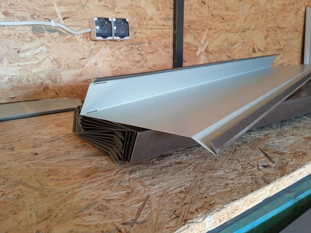 Zrealizowane obróbki blacharskie – zdjęcie projektu 15. Widok przedstawia gotowy element blacharski zamontowany na dachu, ukazując detale wykończenia i montażu.