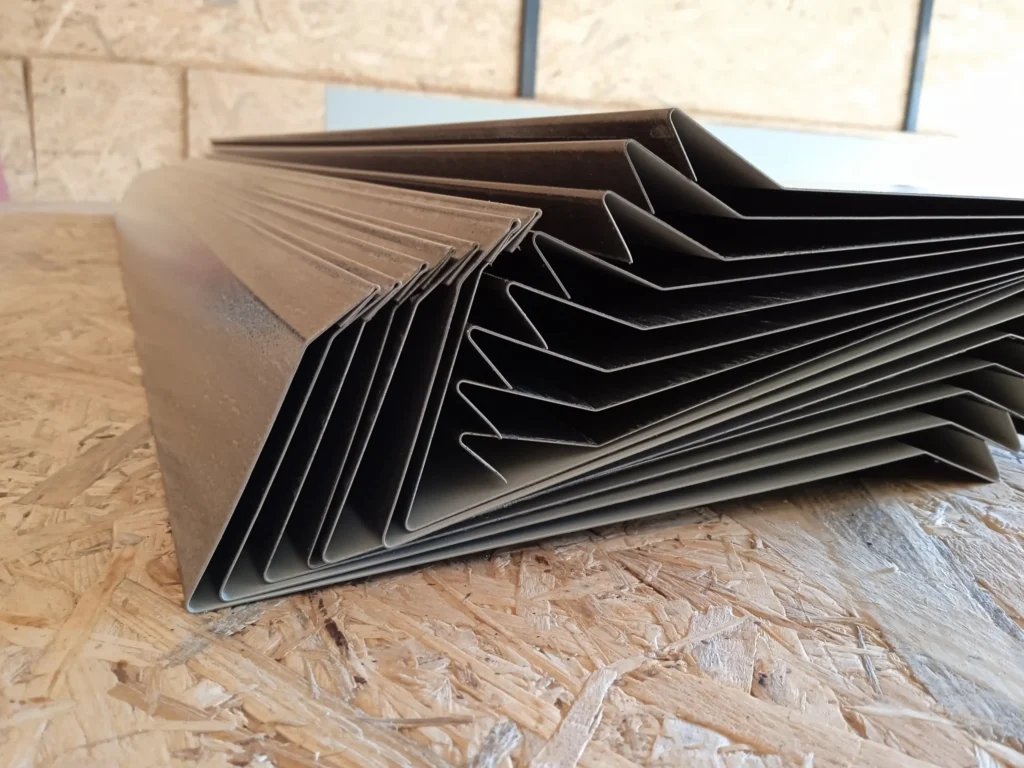 Zrealizowane obróbki blacharskie – zdjęcie projektu 19. Widok przedstawia gotowy element blacharski na dachu, eksponując detale montażu i wykończenia.