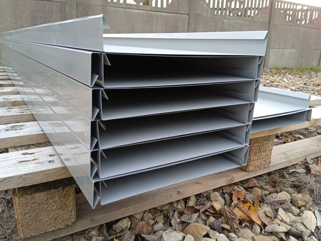 Zrealizowane obróbki blacharskie – zdjęcie projektu 3. Widok przedstawia gotowy element blacharski na dachu, uwydatniając detale montażu i wykończenia.