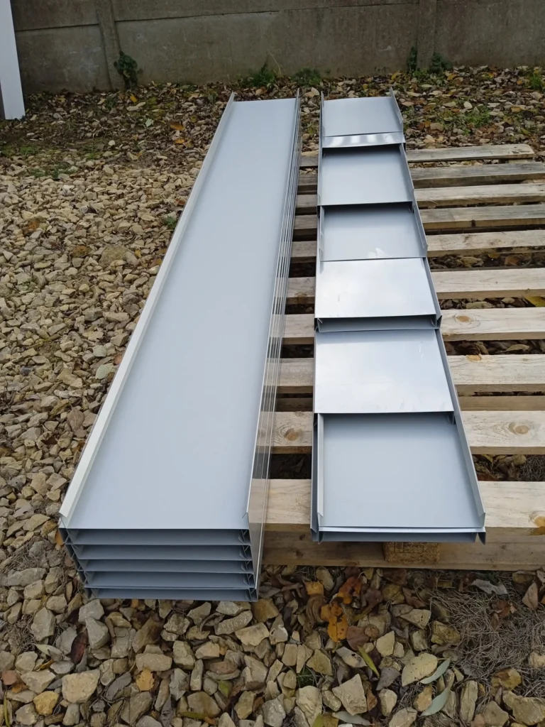 Zrealizowane obróbki blacharskie – zdjęcie projektu 5. Fotografia pokazuje zamontowany element blacharski, eksponując szczegóły wykonania i wykończenia.