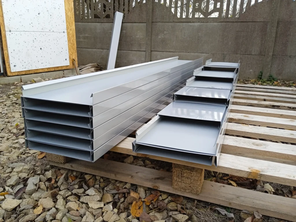 Zrealizowane obróbki blacharskie – zdjęcie projektu 6. Widok przedstawia gotowy element blacharski na dachu, ukazując detale montażu i wykończenia.